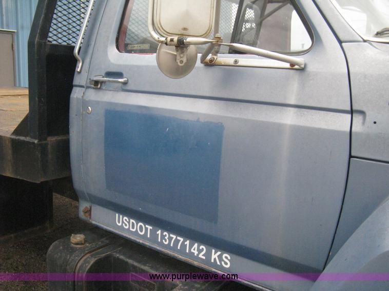 image for item H5435 1984 Ford F600G flatbed truck