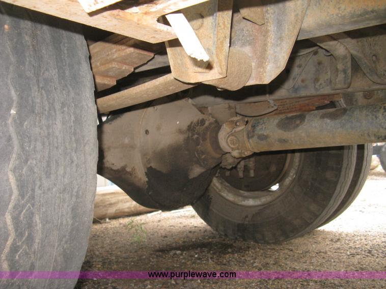 image for item H5435 1984 Ford F600G flatbed truck