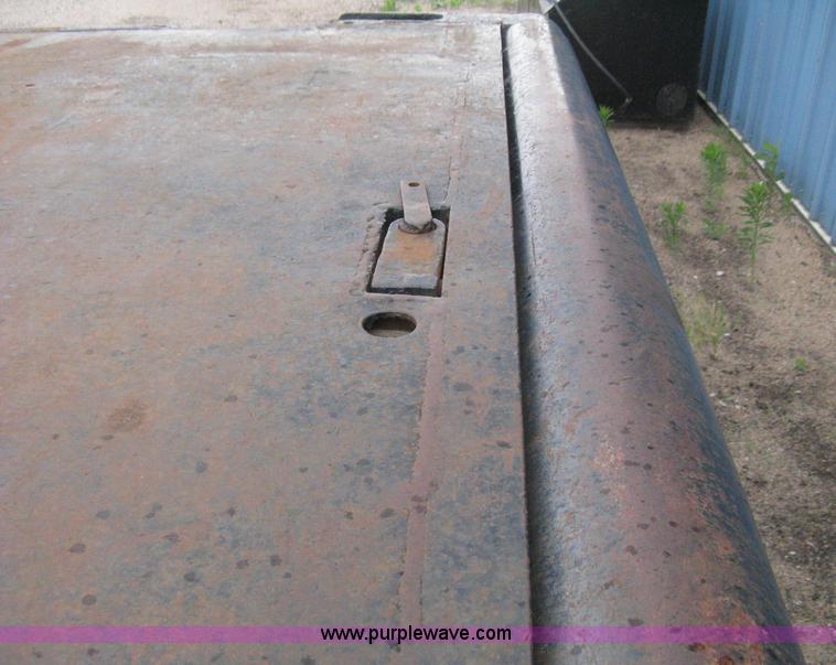 image for item H5435 1984 Ford F600G flatbed truck