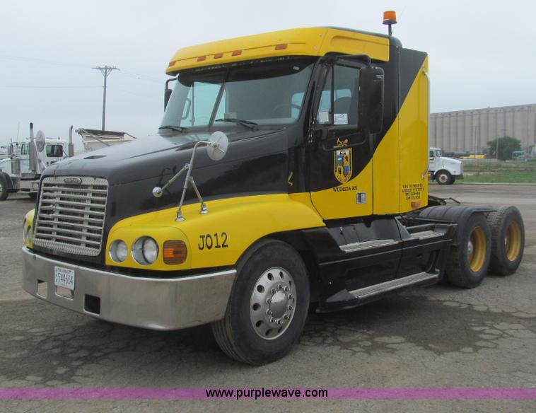image for item H8999 1999 Freightliner FLC120 semi truck