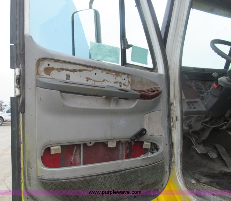 image for item H8999 1999 Freightliner FLC120 semi truck