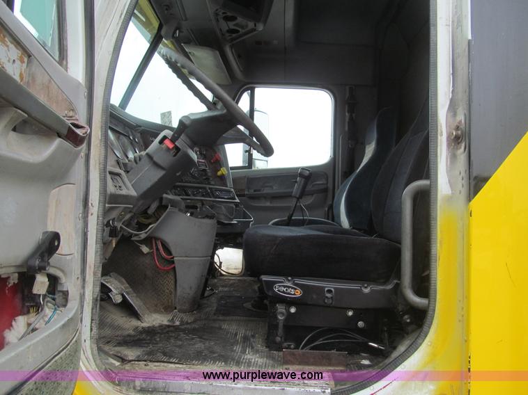 image for item H8999 1999 Freightliner FLC120 semi truck