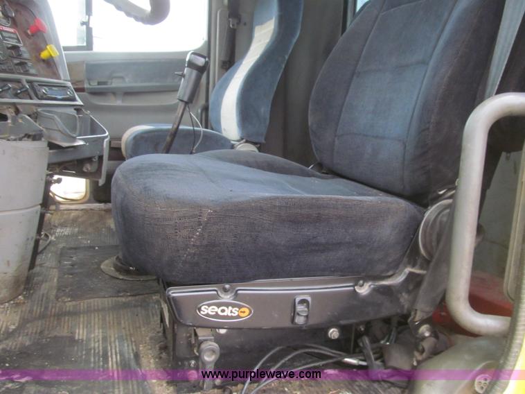 image for item H8999 1999 Freightliner FLC120 semi truck