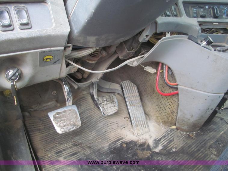 image for item H8999 1999 Freightliner FLC120 semi truck