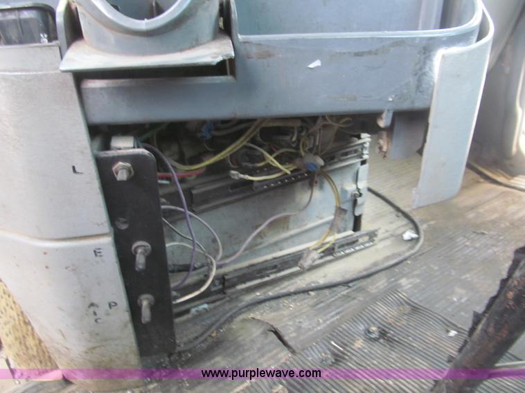 image for item H8999 1999 Freightliner FLC120 semi truck