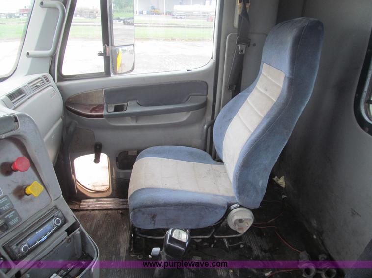 image for item H8999 1999 Freightliner FLC120 semi truck