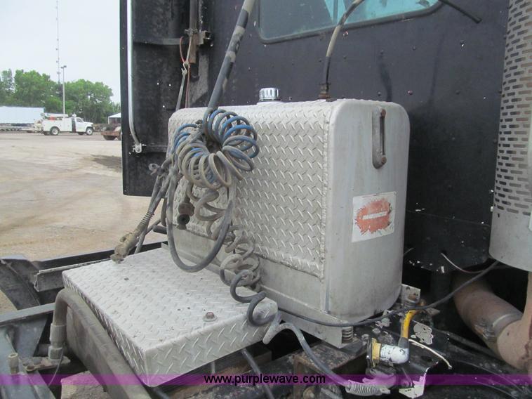 image for item H8999 1999 Freightliner FLC120 semi truck
