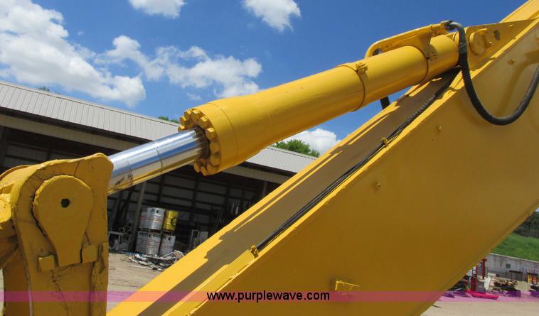 image for item I2551 2002 Komatsu PC600LC-6 excavator