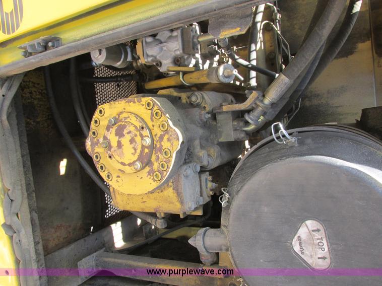 image for item I2551 2002 Komatsu PC600LC-6 excavator