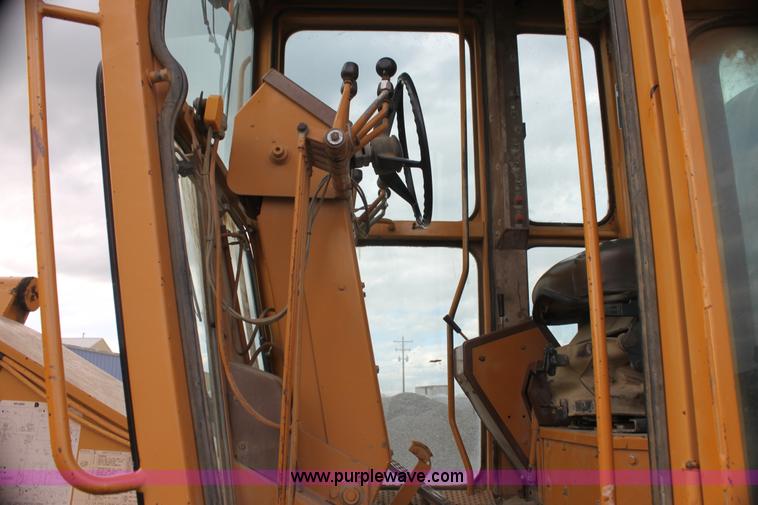 image for item I7355 1989 Dresser 850 articulated motor grader