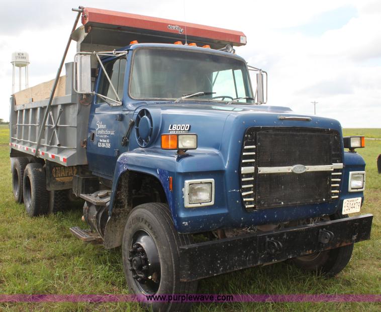 image for item I7356 1994 Ford LT8000 dump truck