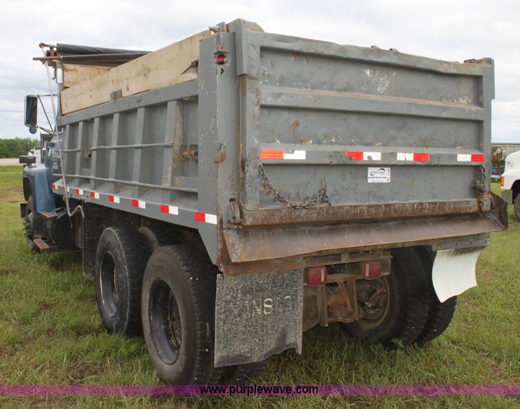 image for item I7356 1994 Ford LT8000 dump truck