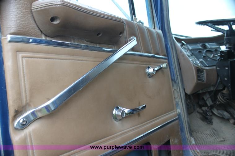 image for item I7356 1994 Ford LT8000 dump truck