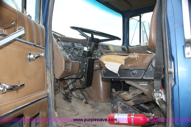 image for item I7356 1994 Ford LT8000 dump truck