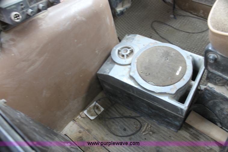 image for item I7356 1994 Ford LT8000 dump truck