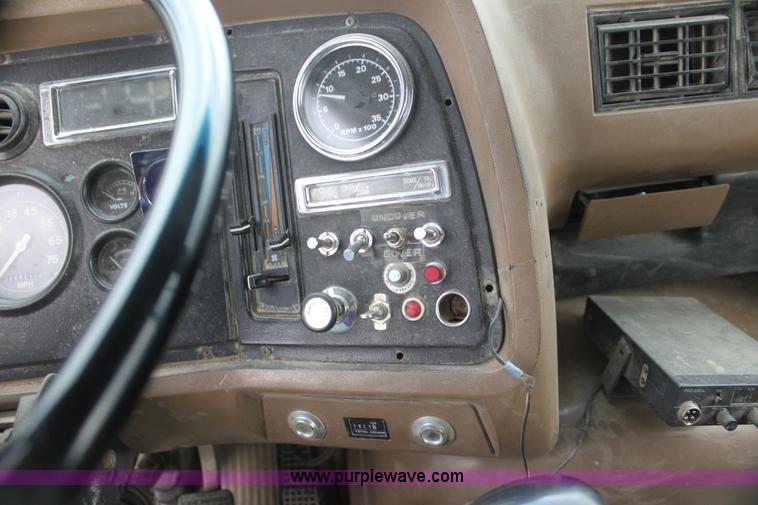 image for item I7356 1994 Ford LT8000 dump truck