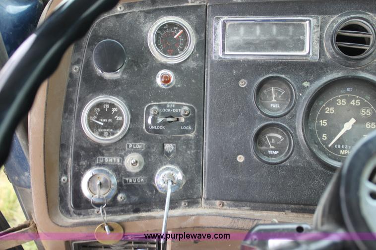 image for item I7356 1994 Ford LT8000 dump truck