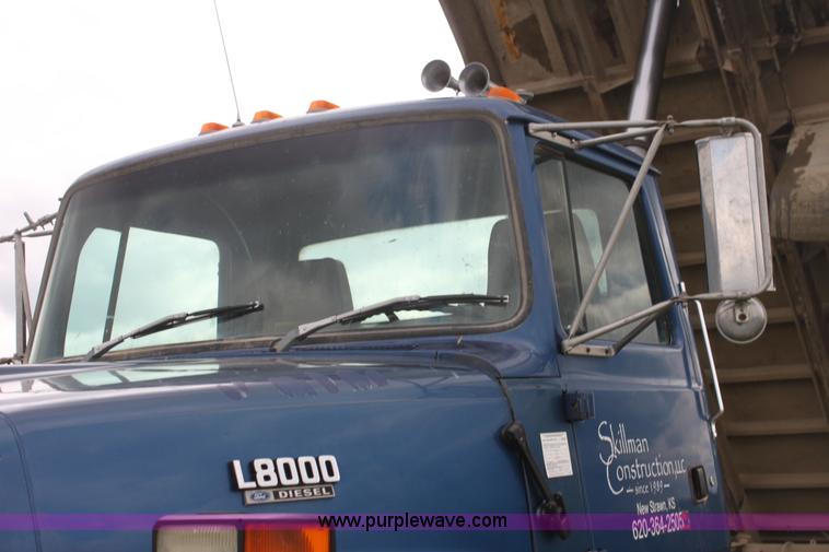 image for item I7356 1994 Ford LT8000 dump truck
