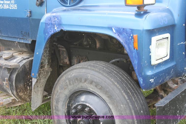 image for item I7356 1994 Ford LT8000 dump truck