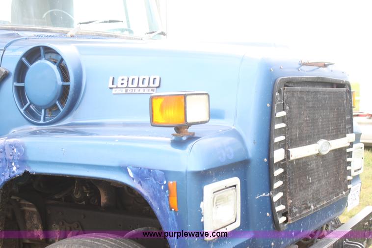 image for item I7356 1994 Ford LT8000 dump truck