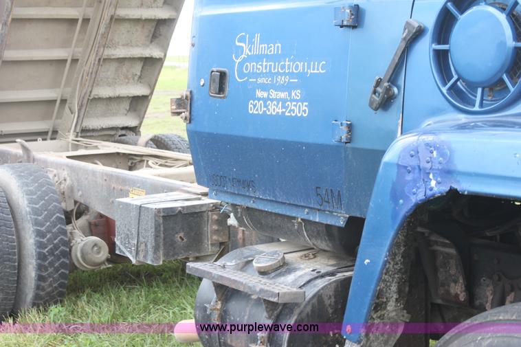 image for item I7356 1994 Ford LT8000 dump truck