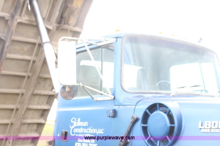 image for item I7356 1994 Ford LT8000 dump truck