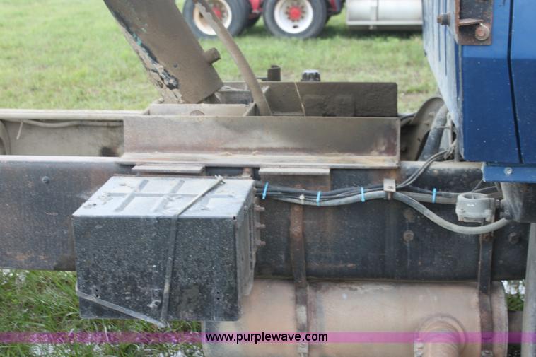 image for item I7356 1994 Ford LT8000 dump truck