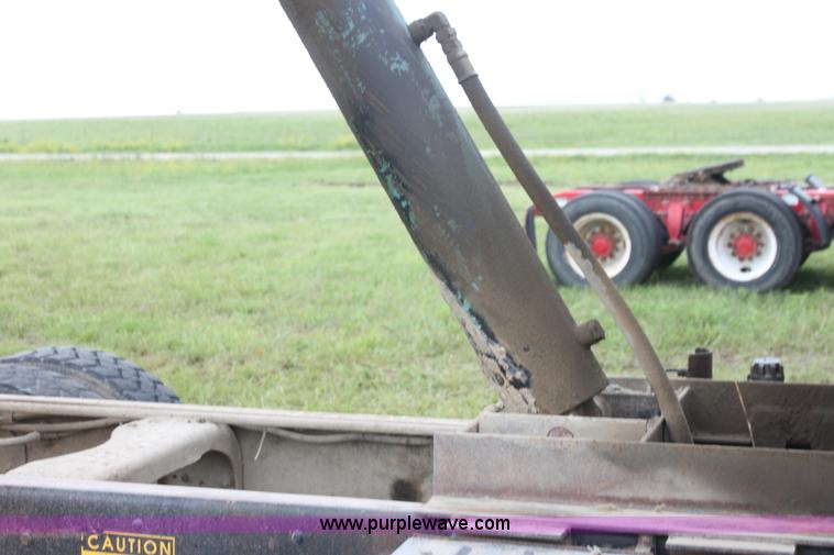 image for item I7356 1994 Ford LT8000 dump truck