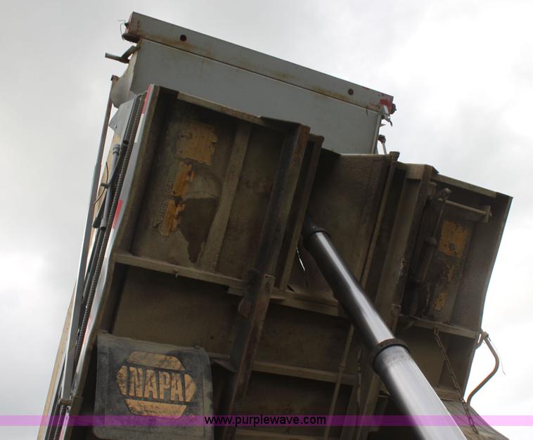 image for item I7356 1994 Ford LT8000 dump truck