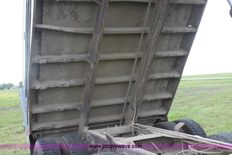 image for item I7356 1994 Ford LT8000 dump truck