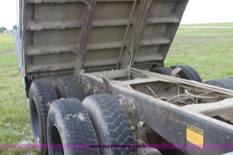 image for item I7356 1994 Ford LT8000 dump truck