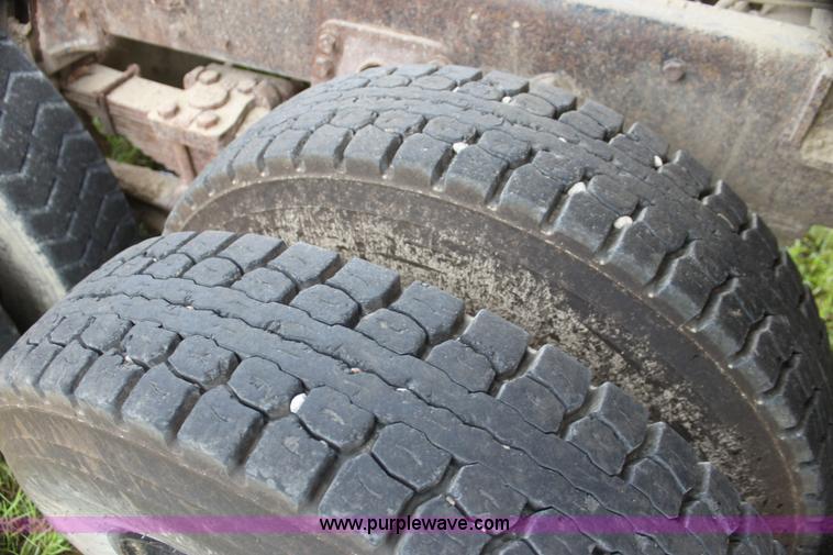 image for item I7356 1994 Ford LT8000 dump truck