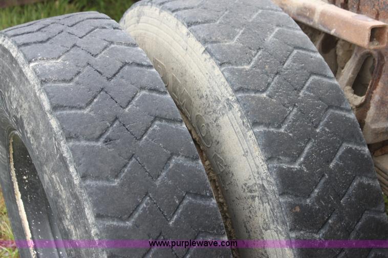 image for item I7356 1994 Ford LT8000 dump truck