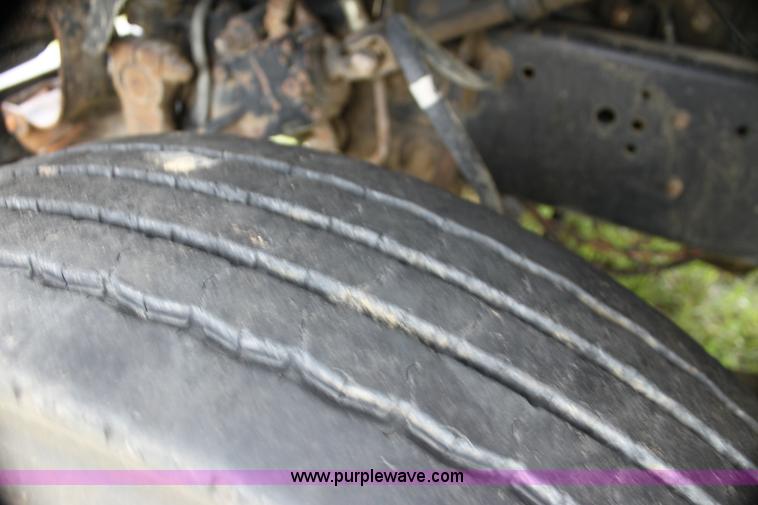 image for item I7356 1994 Ford LT8000 dump truck