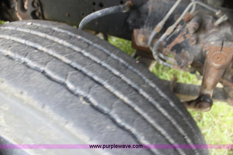 image for item I7356 1994 Ford LT8000 dump truck