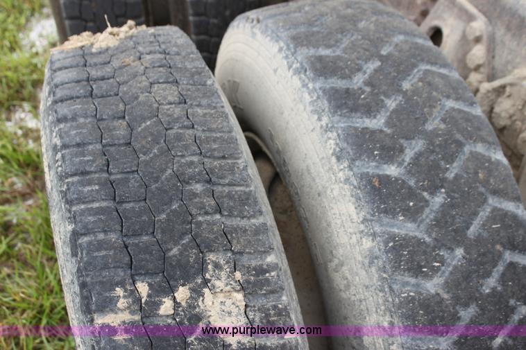 image for item I7356 1994 Ford LT8000 dump truck