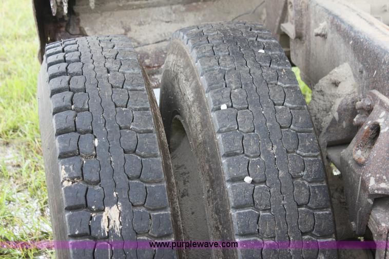 image for item I7356 1994 Ford LT8000 dump truck