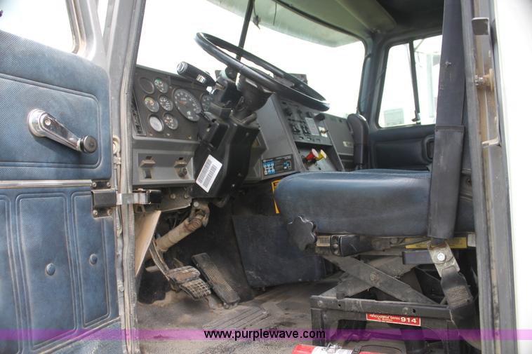 image for item I7357 1999 Mack CH613 dump truck