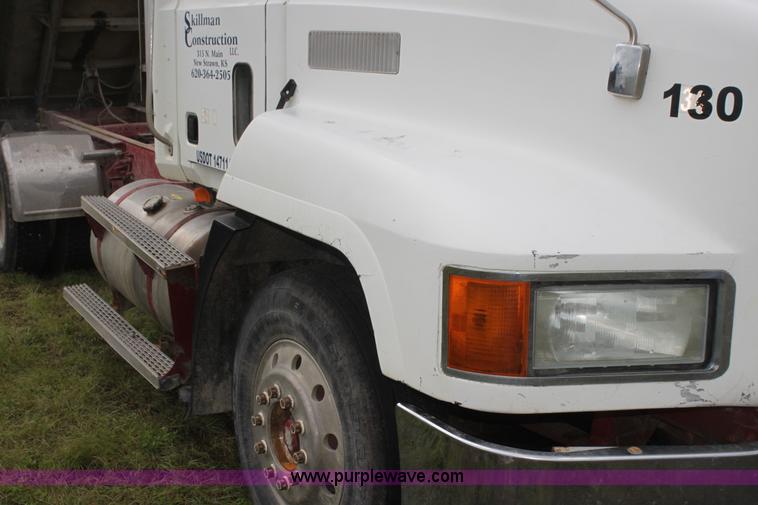 image for item I7357 1999 Mack CH613 dump truck