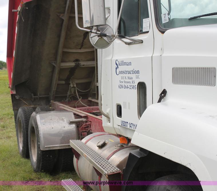 image for item I7357 1999 Mack CH613 dump truck
