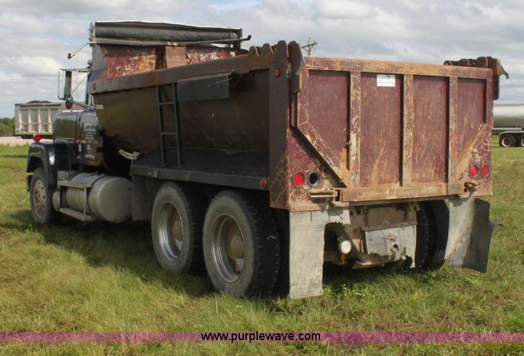 image for item I7359 1987 Mack RW713 dump truck