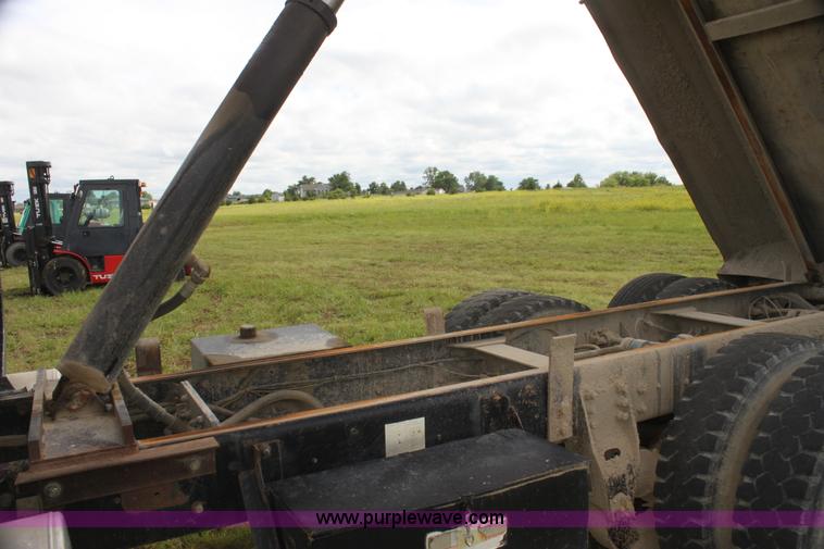 image for item I7359 1987 Mack RW713 dump truck