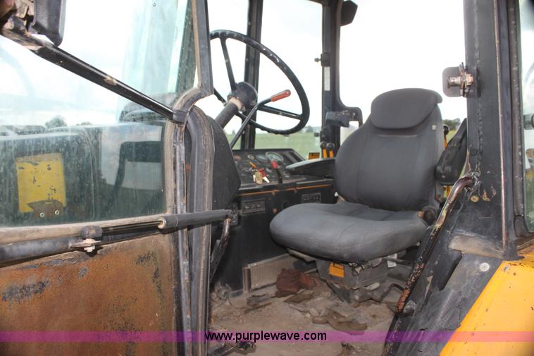 image for item I7382 1988 John Deere 710B backhoe