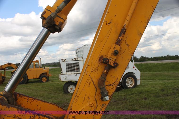 image for item I7382 1988 John Deere 710B backhoe