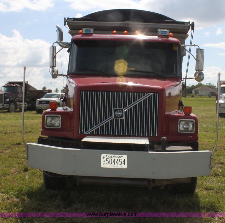 image for item I7395 2001 Volvo WG Super Stone Slinger semi truck