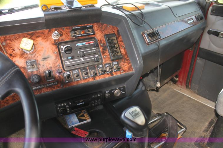 image for item I7395 2001 Volvo WG Super Stone Slinger semi truck