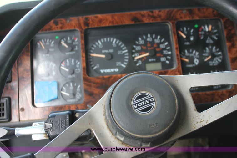 image for item I7395 2001 Volvo WG Super Stone Slinger semi truck