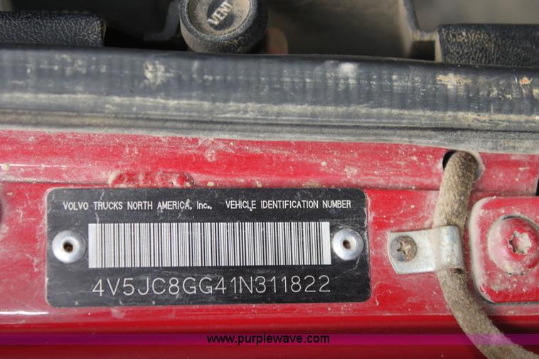 image for item I7395 2001 Volvo WG Super Stone Slinger semi truck