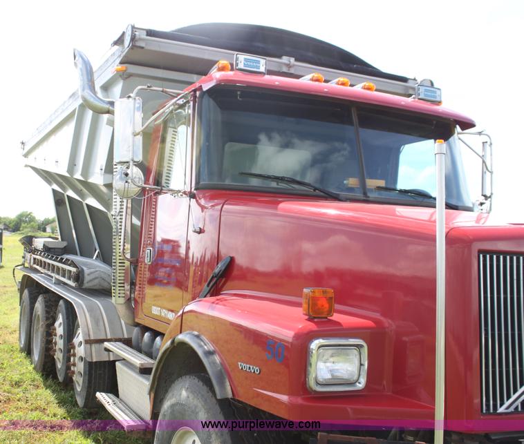 image for item I7395 2001 Volvo WG Super Stone Slinger semi truck