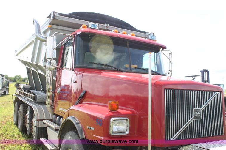 image for item I7395 2001 Volvo WG Super Stone Slinger semi truck